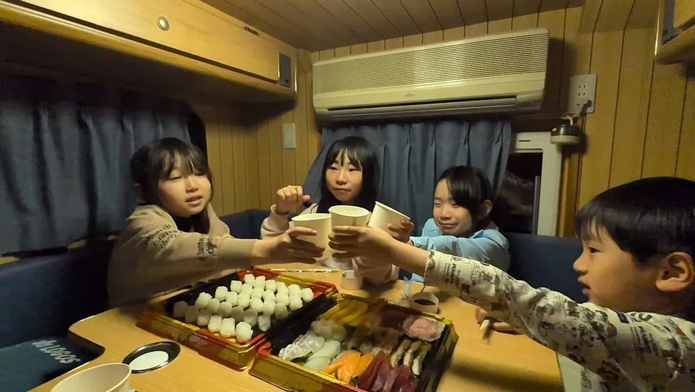 子どもたちで寿司パーティー